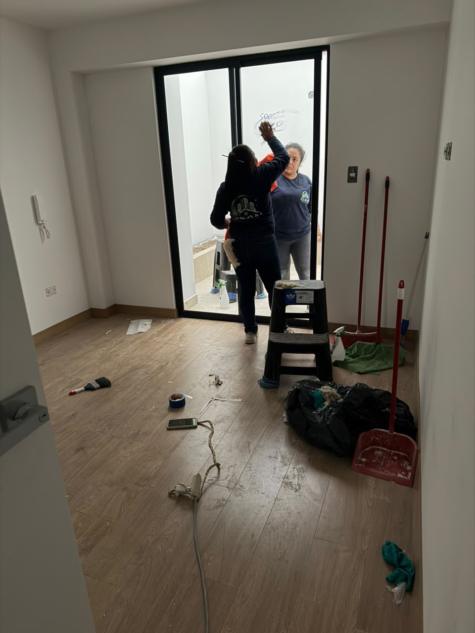 Limpieza de departamento durante el servicio