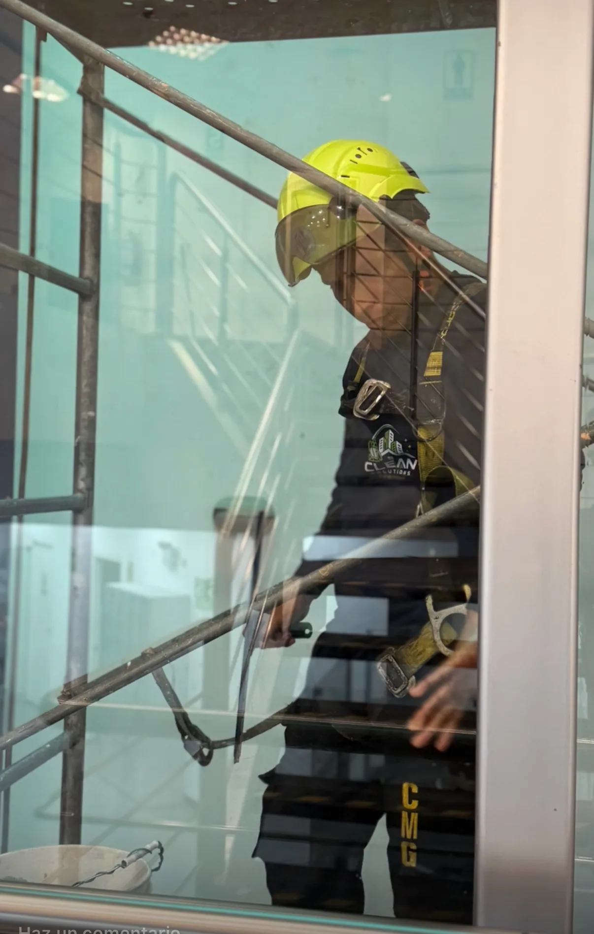 Técnico de Clean Solutions en trabajo de limpieza de altura